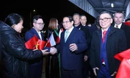 PM Pham Minh Chinh visits Vietnamese-invested trade centres in Czech Republic