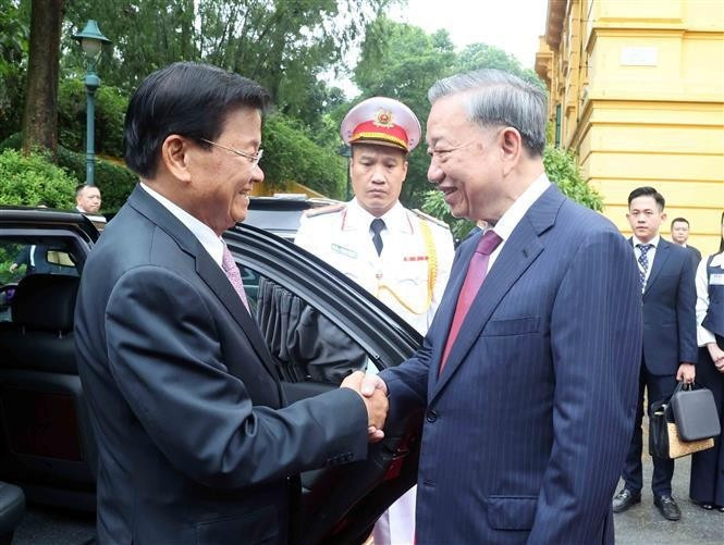 Party General Secretary and State President To Lam holds a welcomes ceremony for General Secretary of the Lao People's Revolutionary Party (LPRP) Central Committee and President of Laos Thongloun Sisoulith in Hanoi on September 10 morning (Photo: VNA) vna-potal-le-don-tong-bi-thu-chu-tich-nuoc-lao-tham-cap-nha-nuoc-den-viet-nam-7584663-5879-6858.jpg