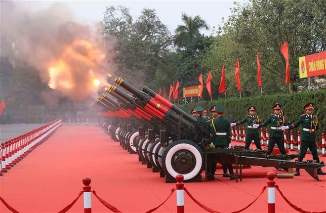 A 21-canon salute was fired from the Thang Long Imperial Citadel in the welcome ceremony for General Secretary of the Communist Party of China Central Committee and President of China Xi Jinping in Hanoi on April 14 afternoon (Photo: VNA) A 21-canon salute was fired from the Thang Long Imperial Citadel in the welcome ceremony for General Secretary of the Communist Party of China Central Committee and President of China Xi Jinping in Hanoi on April 14 afternoon (Photo: VNA)