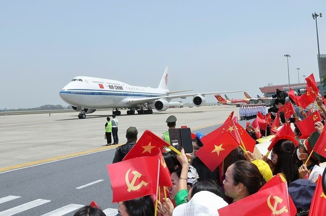 The aircraft carrying General Secretary and President Xi Jinping and the high-level Chinese delegation lands at Noi Bai International Airport. (Photo: VNA) 1-tong-bi-thu-chu-tich-nuoc-trung-quoc-tap-can-binh-den-ha-noi-bat-dau-chuyen-tham-cap-nha-nuoc-toi-viet-nam-7970642.jpg