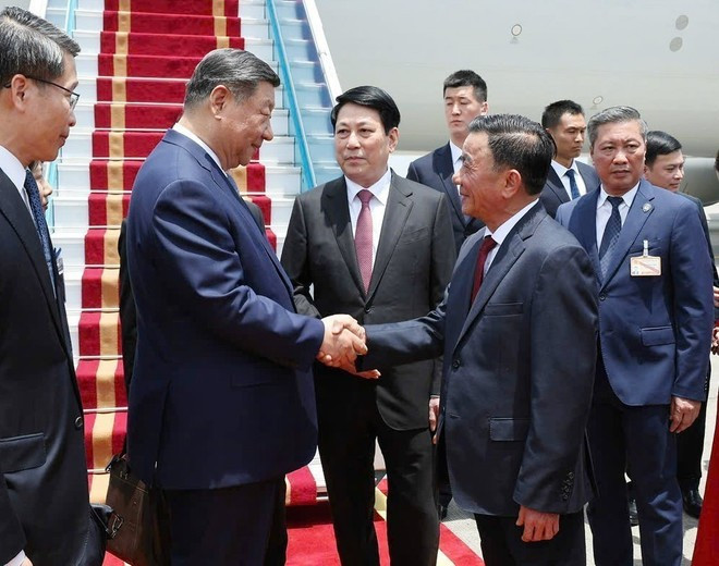 Politburo member and President of Vietnam Luong Cuong, together with Politburo member and Permanent member of the Party Central Committee’s Secretariat Tran Cam Tu, welcome General Secretary and President of China Xi Jinping at Noi Bai International Airport (Photo: VNA). 8-tong-bi-thu-chu-tich-nuoc-trung-quoc-tap-can-binh-bat-dau-chuyen-tham-cap-nha-nuoc-toi-viet-nam-7970691.jpg