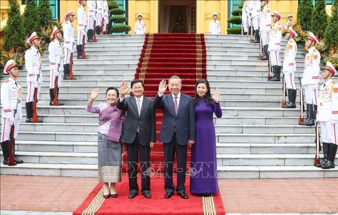 Party General Secretary and State President To Lam and his spouse hosted a red-carpet welcome ceremony for General Secretary of the Lao People's Revolutionary Party (LPRP) Central Committee and President of Laos Thongloun Sisoulith and his spouse in Hanoi on September 10 morning (Photo: VNA) le-don-100924-4-6912.jpg