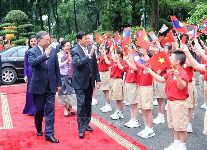 Party General Secretary and State President To Lam holds a welcomes ceremony for General Secretary of the Lao People's Revolutionary Party (LPRP) Central Committee and President of Laos Thongloun Sisoulith in Hanoi on September 10 morning (Photo: VNA) le-don-100924-3-7924.jpg