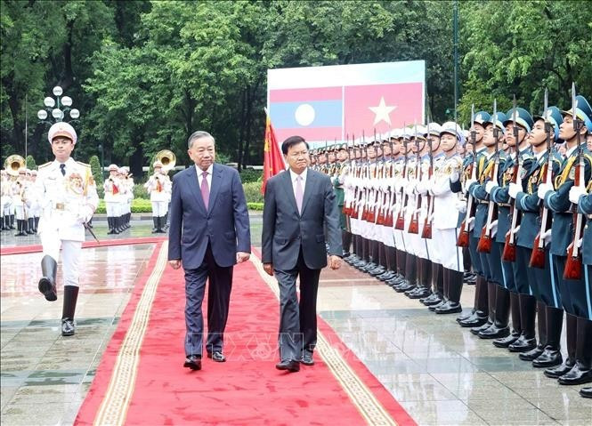 Party General Secretary and State President To Lam holds a welcomes ceremony for General Secretary of the Lao People's Revolutionary Party (LPRP) Central Committee and President of Laos Thongloun Sisoulith in Hanoi on September 10 morning (Photo: VNA) le-don-100924-2-1224.jpg