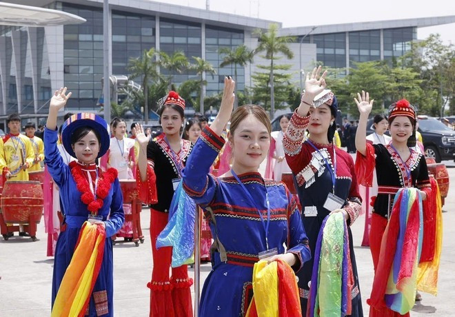 A cultural and artistic performance takes place to welcome General Secretary and President of China Xi Jinping at Noi Bai International Airport (Photo: VNA) 3-tong-bi-thu-chu-tich-nuoc-trung-quoc-tap-can-binh-bat-dau-chuyen-tham-cap-nha-nuoc-toi-viet-nam-7970669.jpg