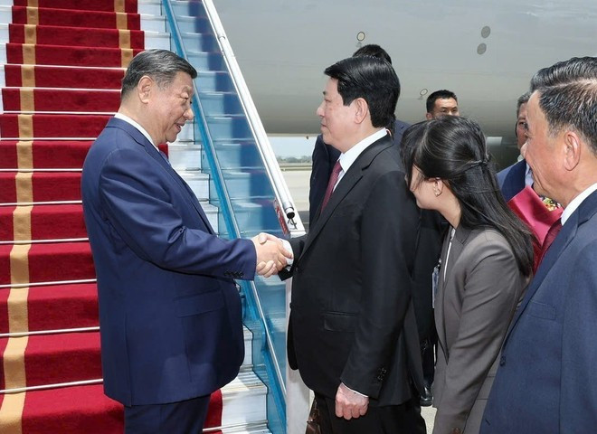 Politburo member, President of Vietnam Luong Cuong welcomes General Secretary and President of China Xi Jinping at Noi Bai International Airport (Photo: VNA) 7-tong-bi-thu-chu-tich-nuoc-trung-quoc-tap-can-binh-bat-dau-chuyen-tham-cap-nha-nuoc-toi-viet-nam-7970687.jpg