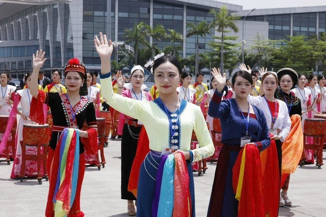 A cultural and artistic performance takes place to welcome General Secretary and President of China Xi Jinping at Noi Bai International Airport (Photo: VNA) 5-tong-bi-thu-chu-tich-nuoc-trung-quoc-tap-can-binh-bat-dau-chuyen-tham-cap-nha-nuoc-toi-viet-nam-7970667.jpg