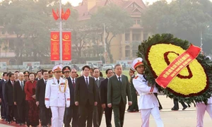 Leaders pay tribute to President Ho Chi Minh on army's 80th anniversary