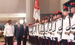 Singaporean leader hosts welcome ceremony for Vietnamese Party chief