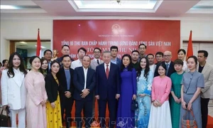 Party chief meets Vietnamese community in Indonesia