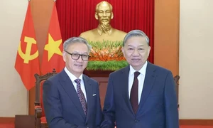 Party chief receives Lao Minister of Foreign Affairs