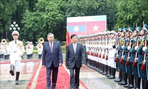 Top leader welcomes Lao Party General Secretary, President Thongloun Sisoulith in Hanoi