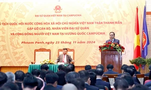 Top legislator meets with Vietnamese community in Cambodia