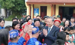 Party leader visits, extends Tet greetings to Hung Yen's officials, people