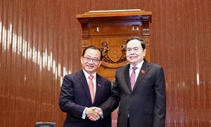 Vietnamese NA Chairman holds talks with Singaporean top legislator