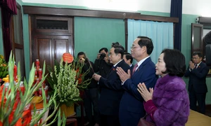 NA Chairman pays tribute to President Ho Chi Minh at House 67