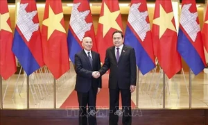 Top legislator meets with Cambodian King in Hanoi