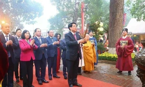 State leader offers incense to kings at Thang Long Imperial Citadel