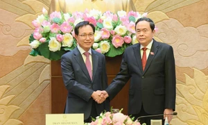 Top legislator receives Samsung Vietnam's leader