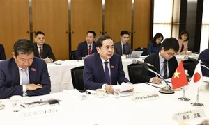 Top legislator has working breakfast with Keidanren leaders