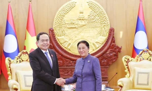 Top legislator meets with incumbent, former leaders of Laos