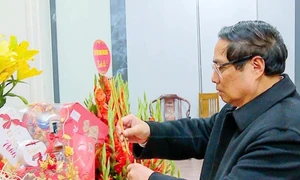 PM offers incense in commemoration of late Party chief