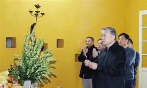 Party chief pays tribute to President Ho Chi Minh at House 67