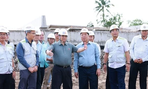 PM inspects Can Tho-Ca Mau Expressway project