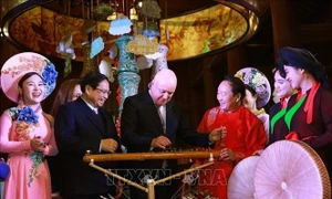 Vietnamese, New Zealand PMs visit Temple of Literature