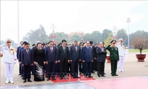 Leaders pay respects to late President Ho Chi Minh on Tet occasion