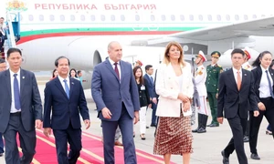 Bulgarian President arrives in Hanoi, begins official trip