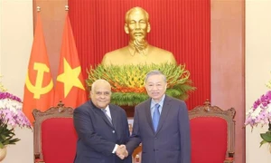 Top leader receives Cuban ambassador