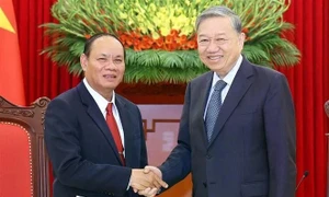 Party chief welcomes Lao Deputy PM, Minister of Public Security