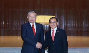 Vietnamese Party leader meets with Singaporean Parliament Speaker