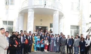 Top leader visits embassy, meets with Vietnamese community in Mongolia