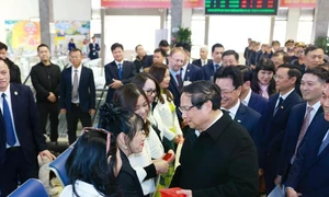 PM inspects Tet preparedness at Hanoi railway station, lung hospital