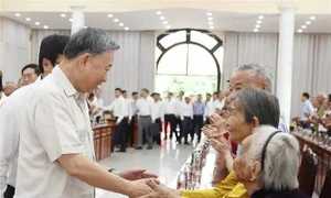 Party leader visits Heroic Mothers, revolution contributors in Dong Thap