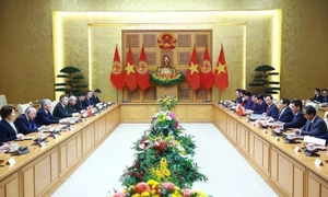 Vietnamese, Kyrgyz government leaders hold talks in Hanoi