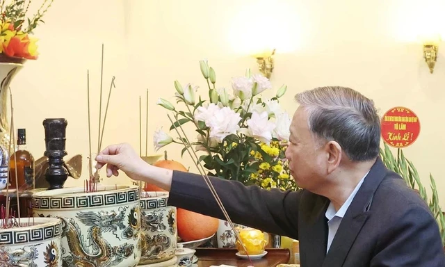 Party chief offers incense in tribute to late Party General Secretaries