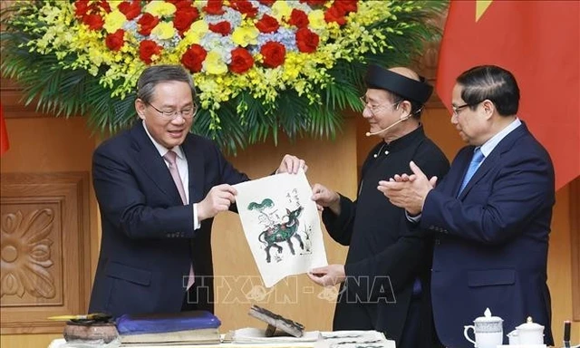 Vietnamese, Chinese government leaders experience making of Dong Ho folk painting