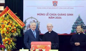 Deputy PM visits, extends Christmas greetings to religious organisations in Hanoi