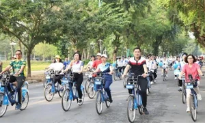 Hanoi hosts 4th 'For a Green Hanoi' cycling programme