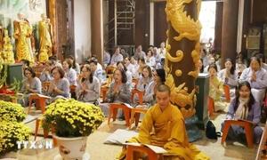 Vietnamese expats in Laos gather for first full moon festival