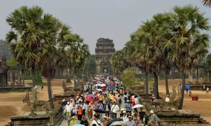 Cambodia lowers e-visa prices for tourists