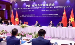 Vietnamese, Chinese leaders urge businesses to strengthen economic ties