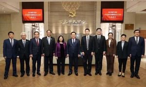 Top legislator visits Hongqiao legislative centre in Shanghai