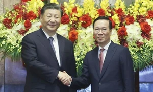 Top leaders of Vietnam and China hold talks in Hanoi