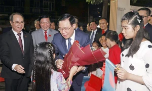 NA Chairman meets with Vietnamese community in Bangladesh