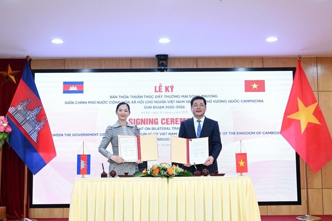 The two ministers ink an agreement on promoting Vietnam – Cambodia trade for the 2025–2026 period. (Photo: VNA) The two ministers ink an agreement on promoting Vietnam – Cambodia trade for the 2025–2026 period. (Photo: VNA)