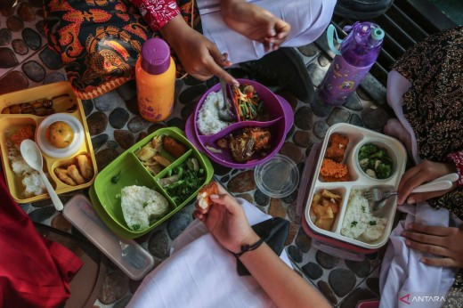 Indonesia identifies target groups of free meal programme ảnh 1 Indonesia identifies target groups of free meal programme -0